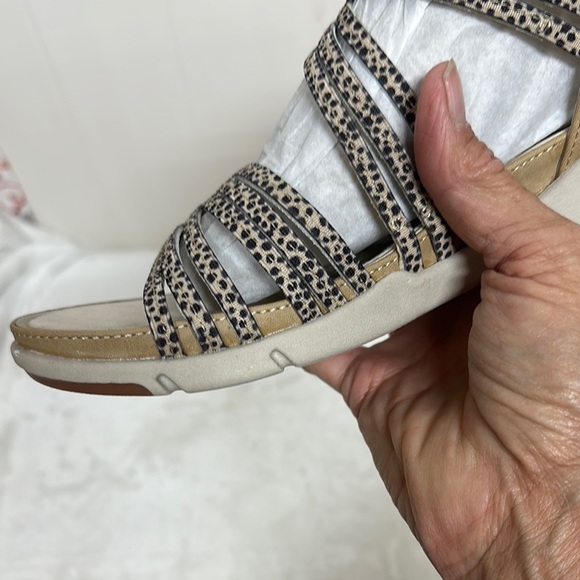 BareTraps Tan Sandals Stylish Comfort Strappy Design - Picture 6 of 16